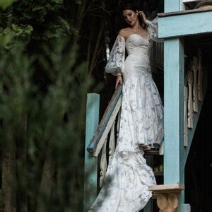 Vow'd Bluebell Size 4 Ivory Wedding Gown